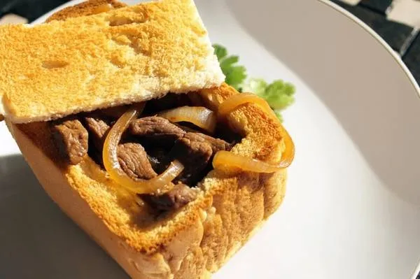 Bánh mì quan tài phiên bản trái cây với nhiều loại topping hấp dẫn. Ảnh: butterfringers.