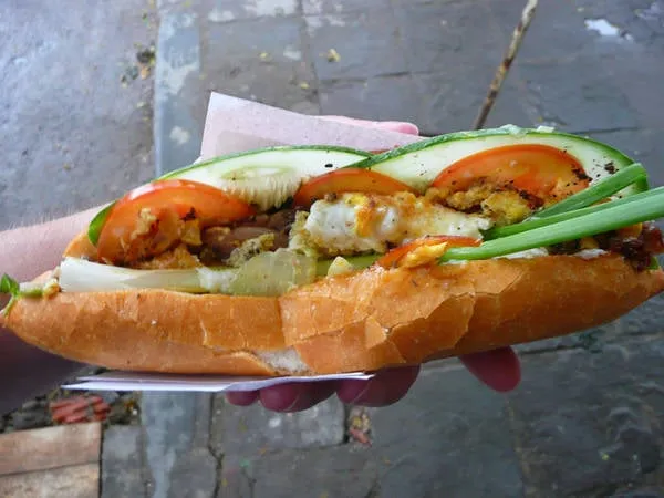 Bánh mì Việt Nam với đầy đủ nhân pate, thịt, rau dưa.