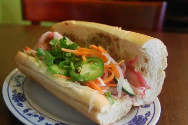 Bánh mì Việt Nam với lớp vỏ giòn rụm và nhân pate, thịt, rau thơm.