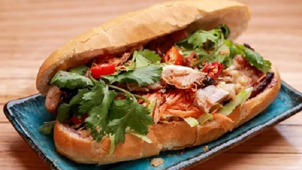 Bánh mì Việt Nam với vỏ ngoài giòn rụm, nhân thịt đậm đà và rau thơm tươi mát. Ảnh: Wayne Taylor.