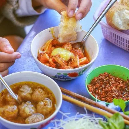 Bánh mì xíu mại Đà Lạt. Alt: Bánh mì xíu mại thơm ngon, hấp dẫn tại Đà Lạt