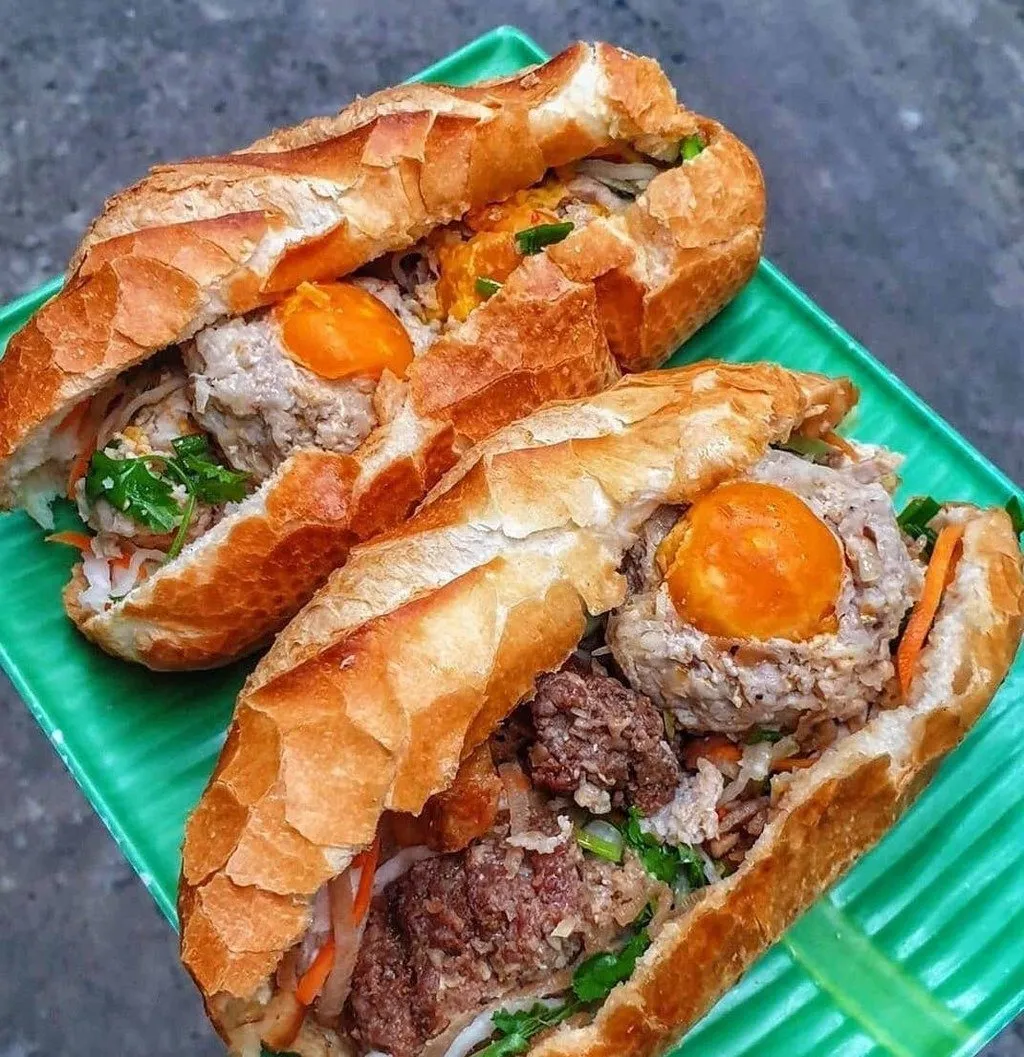 Bánh mì xíu mại trứng muối được bán tại một quán ăn trên đường Hồ Xuân Hương, quận Bình Thạnh, TP.HCM. Ảnh: Karla.foodblog.
