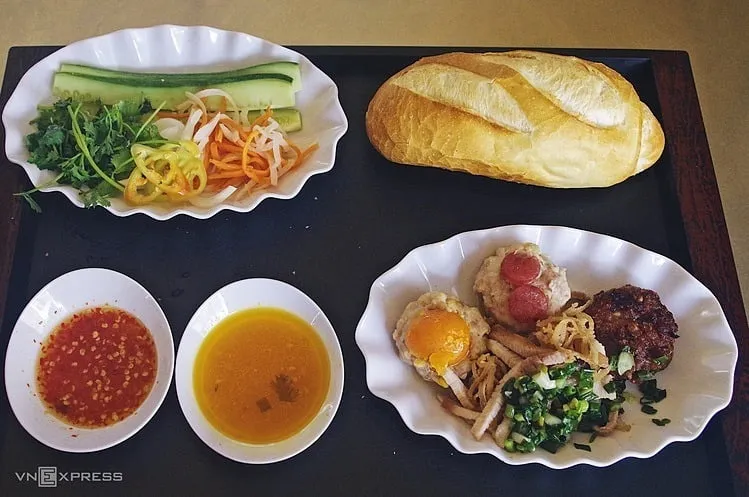 Bánh mì xíu mại trứng muối được phục vụ trên đĩa