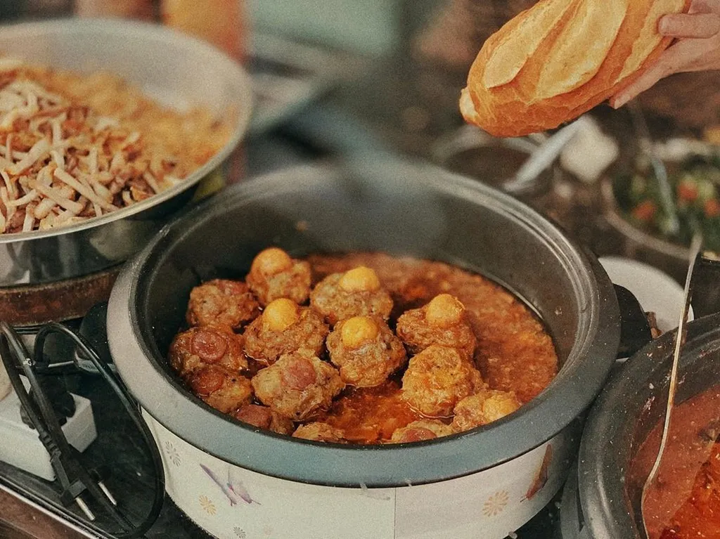 Bánh mì xíu mại trứng muối là món ăn nên thử khi đến Sài Gòn. Ảnh: Yu3001.