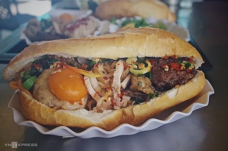 Bánh mì xíu mại trứng muối, thịt bò nướng và bì tại Sài Gòn