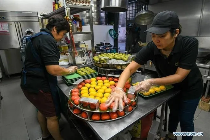 Bánh Nyonya Kuih là loại bánh quen thuộc ở Malaysia, được những người gốc Hoa di cư đến xứ Mã Lai hàng trăm năm trước cải tiến từ loại bánh truyền thống Trung Quốc.