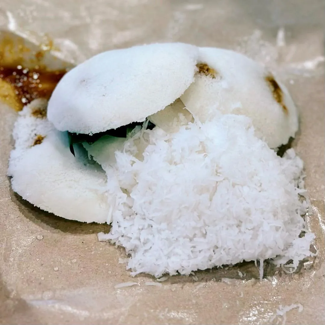 Bánh Putu Piring với lớp dừa nạo phủ trên