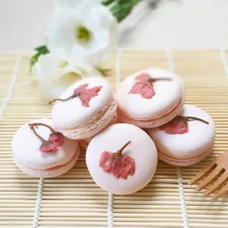 Bánh Sakura Macaron là sự kết hợp hoàn hảo giữa ẩm thực Pháp và Nhật Bản. Ảnh: Proudlypetie.