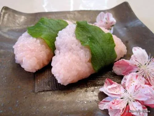 Bánh Sakura Mochi là món bánh truyền thống của Nhật Bản, được làm từ bột nếp và nhân đậu đỏ, bọc trong lá hoa anh đào muối. Ảnh: Bebe Love Okazu.