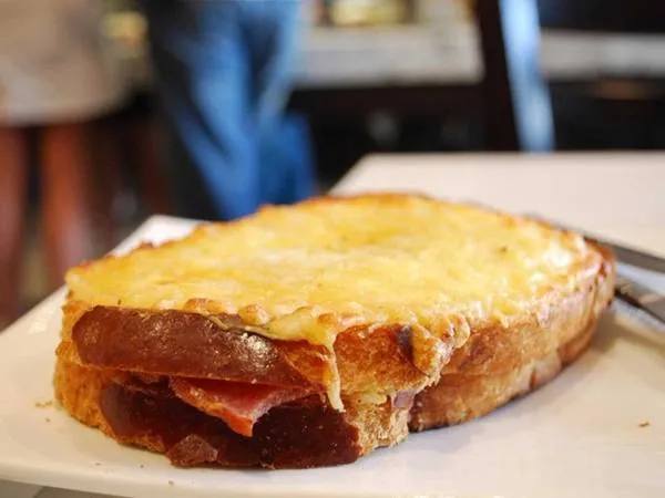 Bánh sandwich phô mai nướng kiểu Pháp (Croque Monsieur)