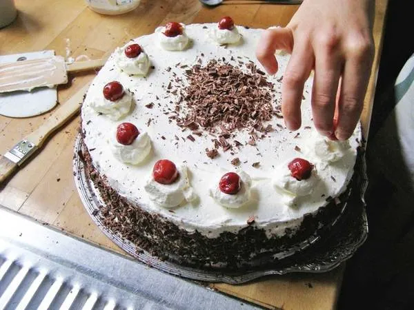 Bánh Schwarzwälder Kirschtorte - bánh Rừng Đen với lớp kem tươi, chocolate và anh đào hấp dẫn.