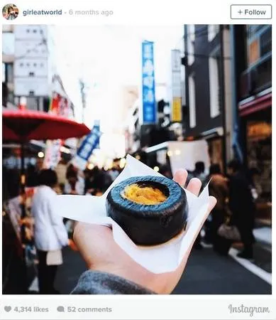 Bánh sea urchin tại chợ cá Tsukiji, Tokyo.