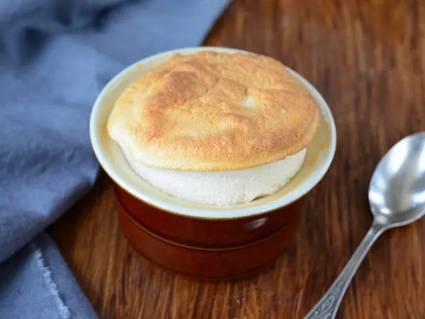 Bánh Soufflé của Pháp với kết cấu xốp mềm mịn, đòi hỏi kỹ thuật cao khi chế biến.