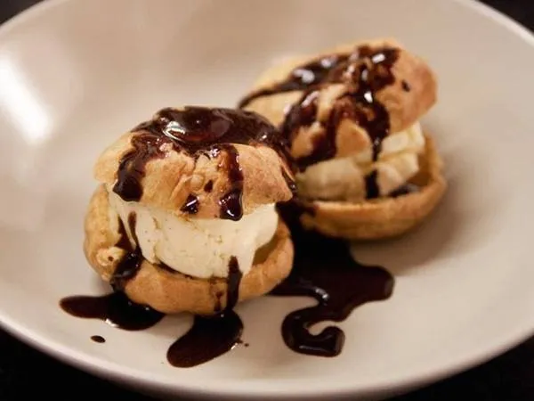 Bánh su kem phủ sốt sô cô la (Profiteroles)