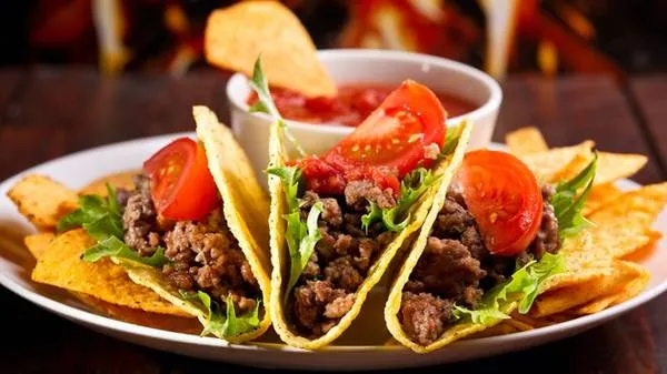 Bánh Taco - món ăn đường phố nổi tiếng của Mexico với vỏ bánh giòn tan và nhân bánh đa dạng.