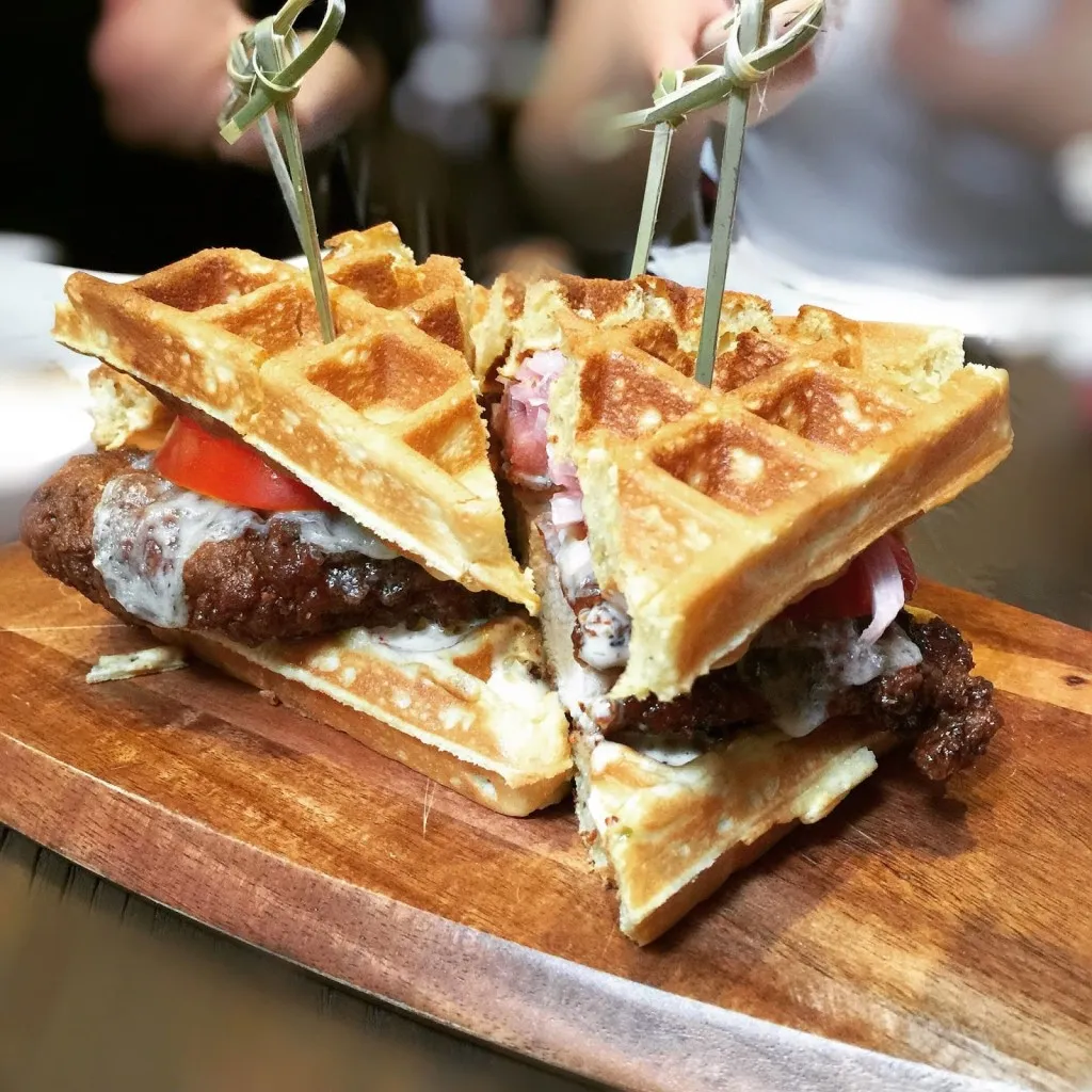 Bánh waffle gà chiên - món ăn kết hợp độc đáo