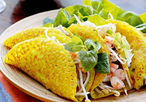 Bánh xèo giòn rụm, vàng ươm, hấp dẫn. Ảnh: lambanh365