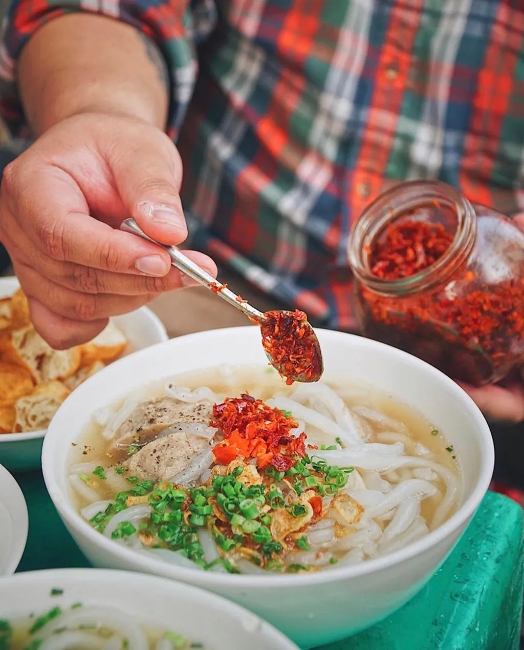 Bát bánh canh bò viên được bày biện gọn gàng cùng chanh, ớt và nước chấm.