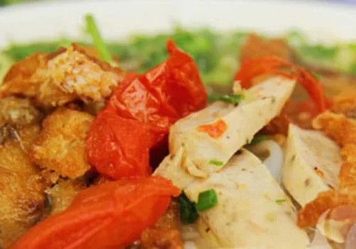 Bát bún cá với màu sắc hấp dẫn. Ảnh: giadinh