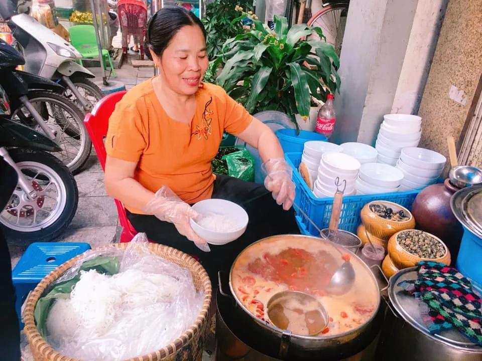 Bát bún ốc nóng hổi thơm ngon