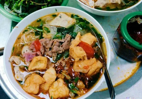 Bát bún riêu cua bò với đủ màu sắc sặc sỡ hòa quyện. Ảnh: Foody