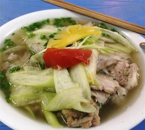 Bát bún sườn chua với đầy đủ topping: thịt lợn, lưỡi, sườn, mọc... (Ảnh: Internet)