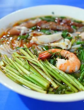 Bát bún tôm Cát Bà đầy ắp tôm tươi, chả cá, chả lá lốt hấp dẫn. Ảnh: Haiphongaz.