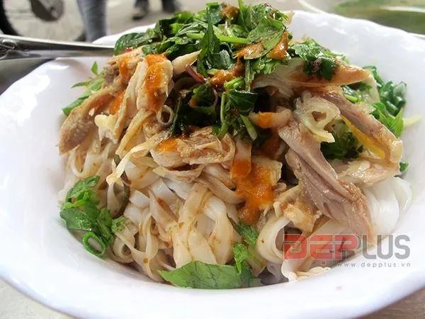 Bát phở trộn gà đầy đặn, hấp dẫn