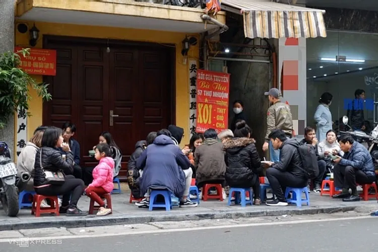 Bát xôi thịt kho thơm ngon, nóng hổi tại quán xôi Bà Thu