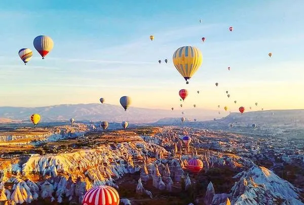Bầu trời Cappadocia tràn ngập khinh khí cầu