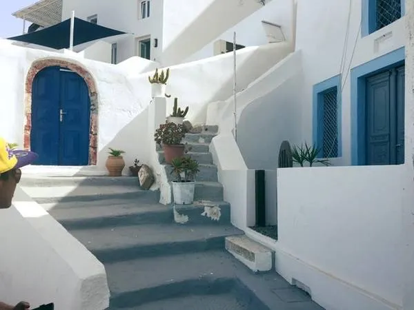 Bầu trời trong xanh và biển Địa Trung Hải tuyệt đẹp tại Santorini.