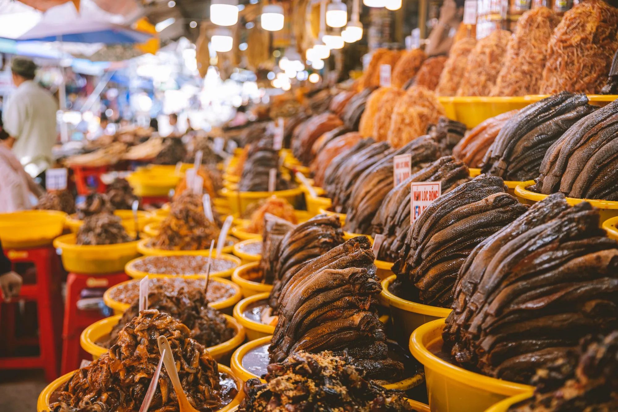 Bày bán các loại mắm ở Châu Đốc
