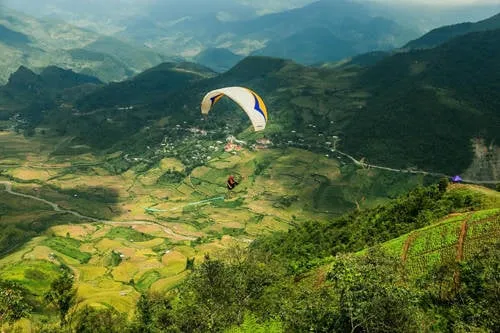 Bay dù lượn trên đèo Khau Phạ. Ảnh: Tuấn Trần.