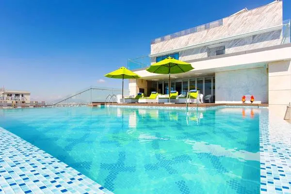 Bể bơi nhìn ra biển tại Mandila Beach Đà Nẵng