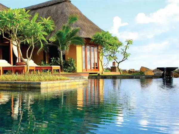 Bể bơi tại Aurora Villa &amp; Resort