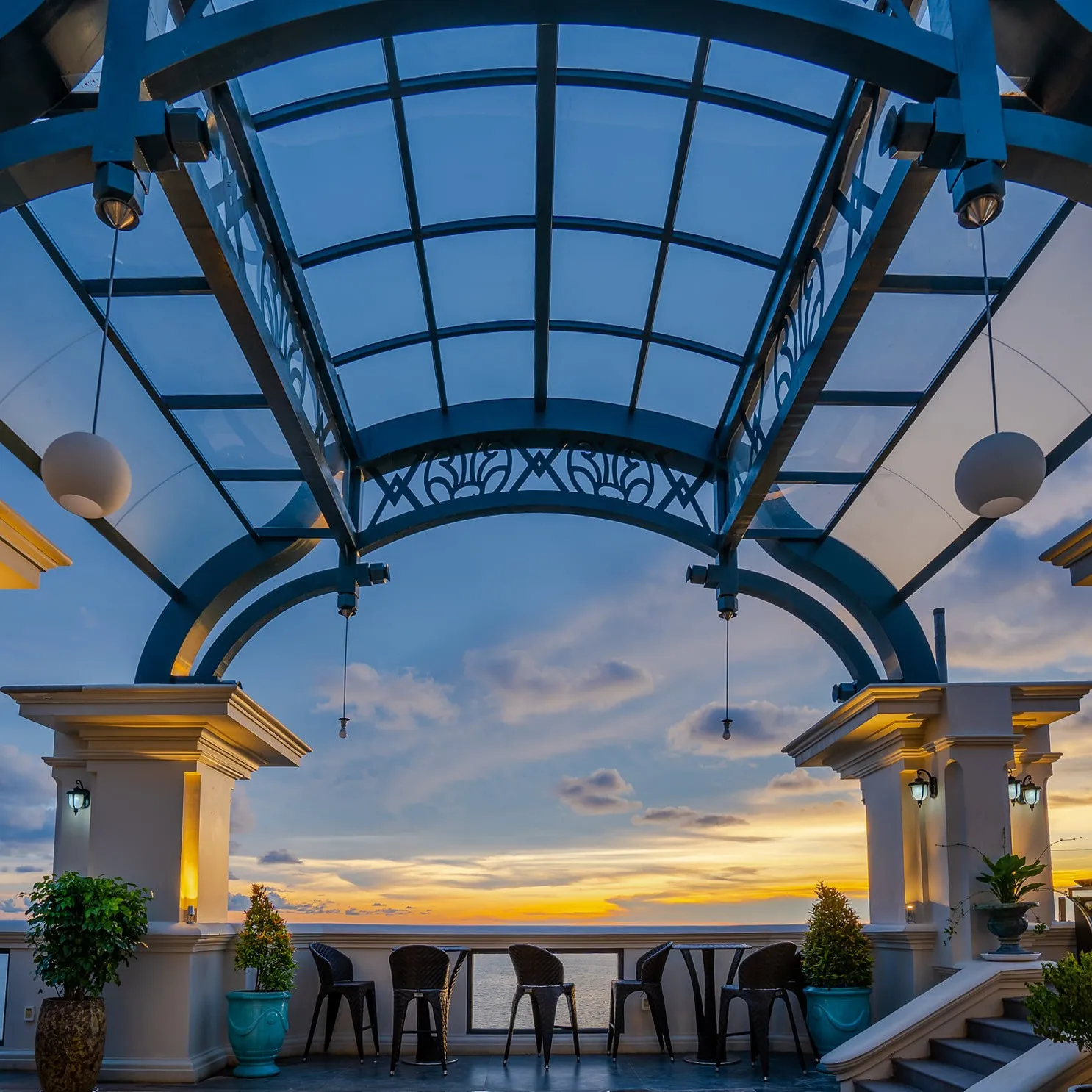 Bể bơi tại AVS Hotel Phú Quốc