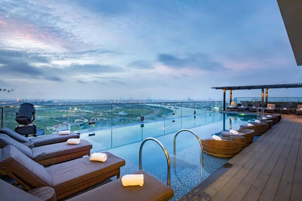 Bể bơi tại Liberty Central Saigon Riverside