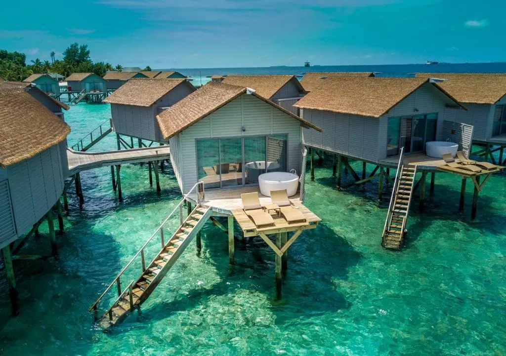 Bể bơi vô cực hướng biển tại Centara Ras Fushi Resort &amp; Spa Maldives