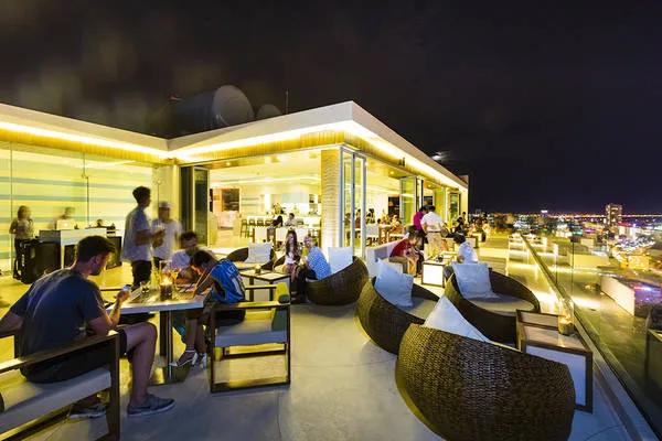 Bể bơi vô cực tại Cafe A La Carte