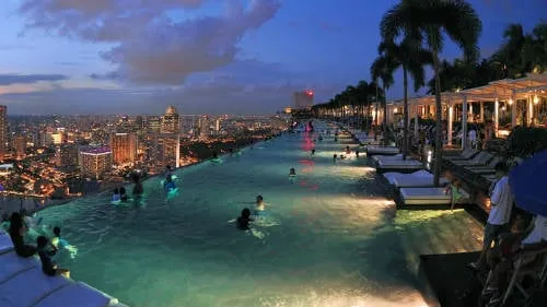 Bể bơi vô cực trên tầng thượng Marina Bay Sands. Ảnh: yoursingapore