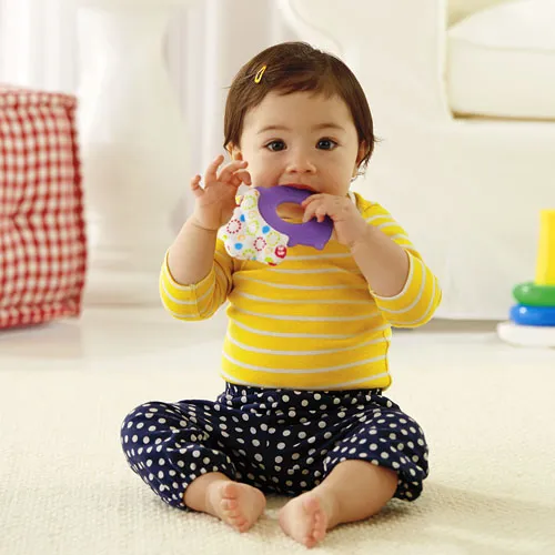 Bé chơi với đồ chơi ngậm nướu