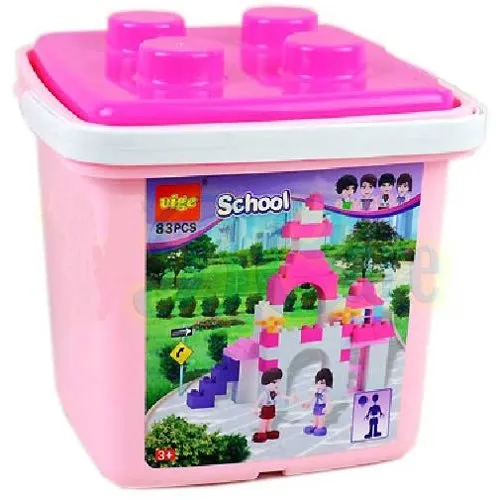 Bé chơi với đồ chơi xếp hình