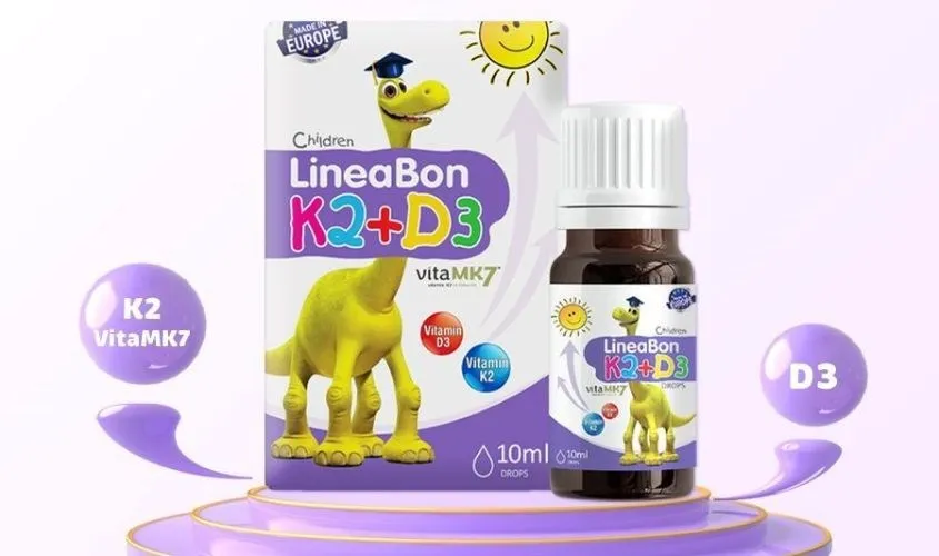 Bé đang được mẹ cho uống vitamin D3 K2