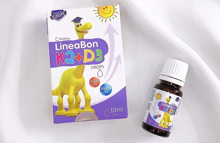 Bé đang được nhỏ vitamin D3K2