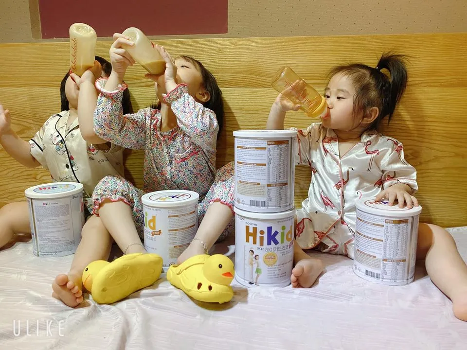 Bé đang uống sữa Hikid