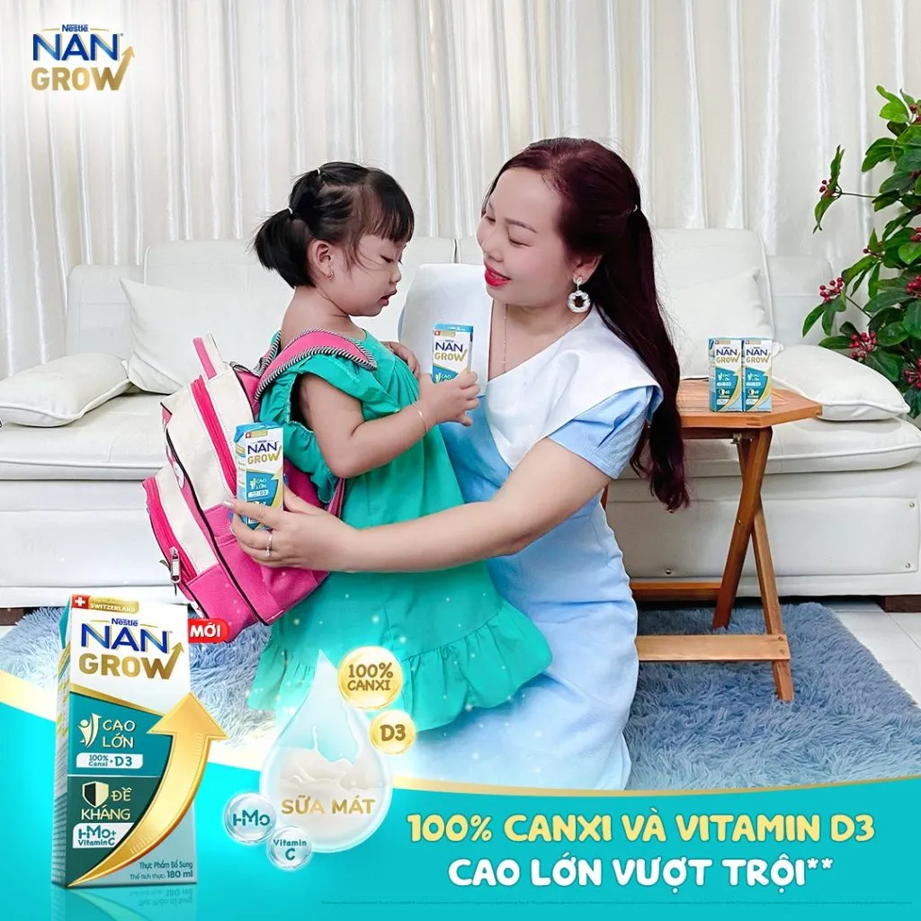 Bé đang uống sữa NAN Grow pha sẵn