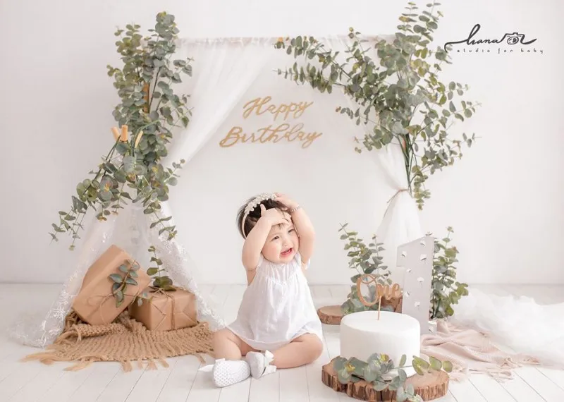 Bé gái mặc váy trắng, đội vòng hoa