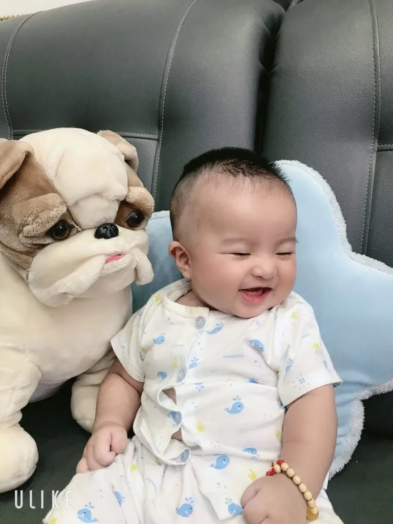 Bé mặc đồ liền thân