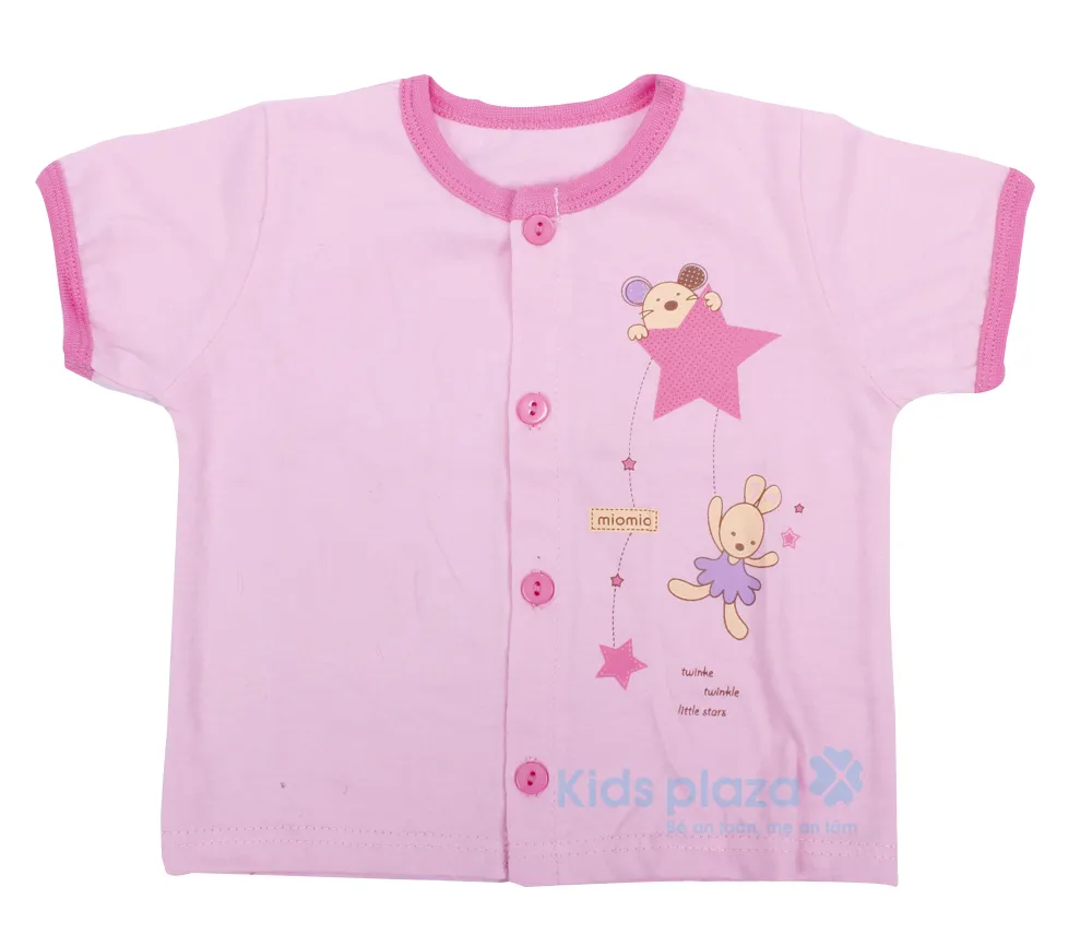 Bé mặc quần áo cotton