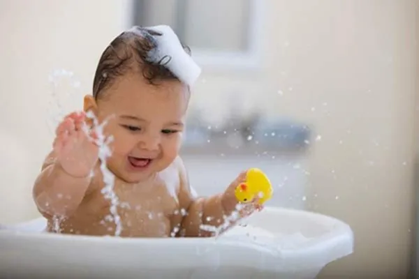 Bé mặc quần áo mùa hè